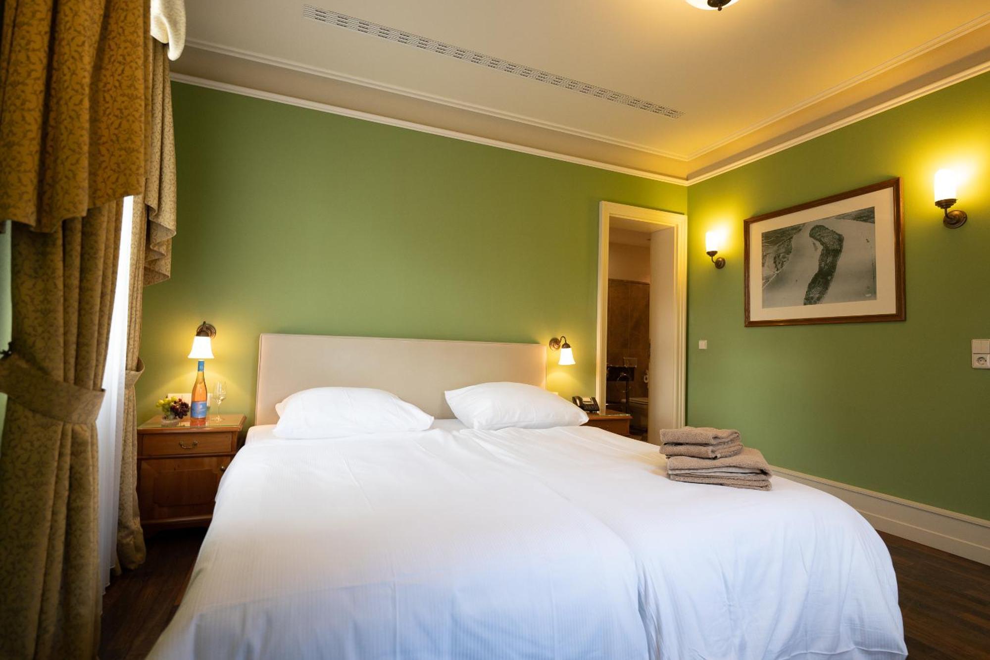 Gutshotel Weingut Schloss Reinhartshausen エルトフィレ エクステリア 写真