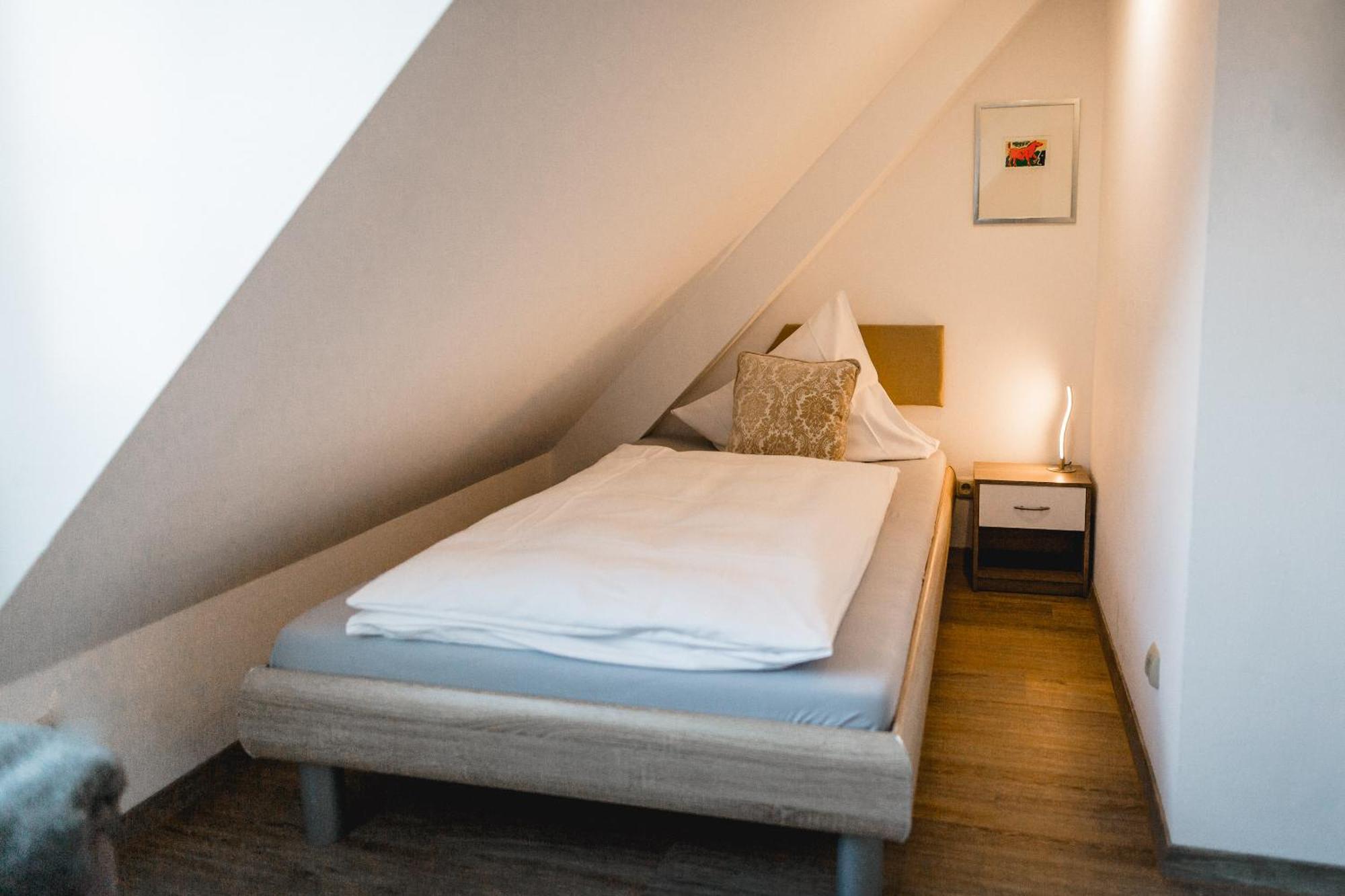 Gutshotel Weingut Schloss Reinhartshausen エルトフィレ エクステリア 写真