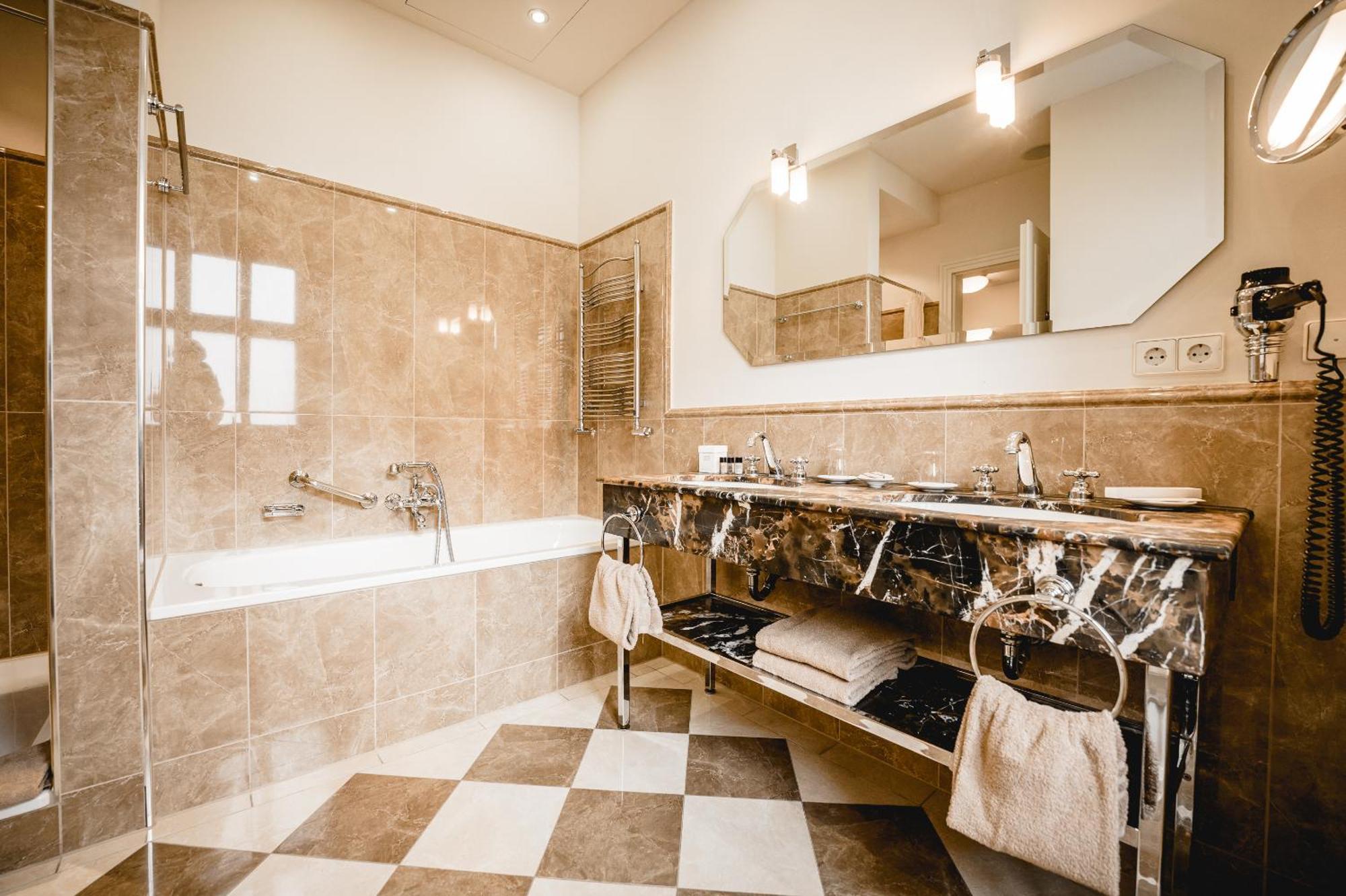 Gutshotel Weingut Schloss Reinhartshausen エルトフィレ エクステリア 写真
